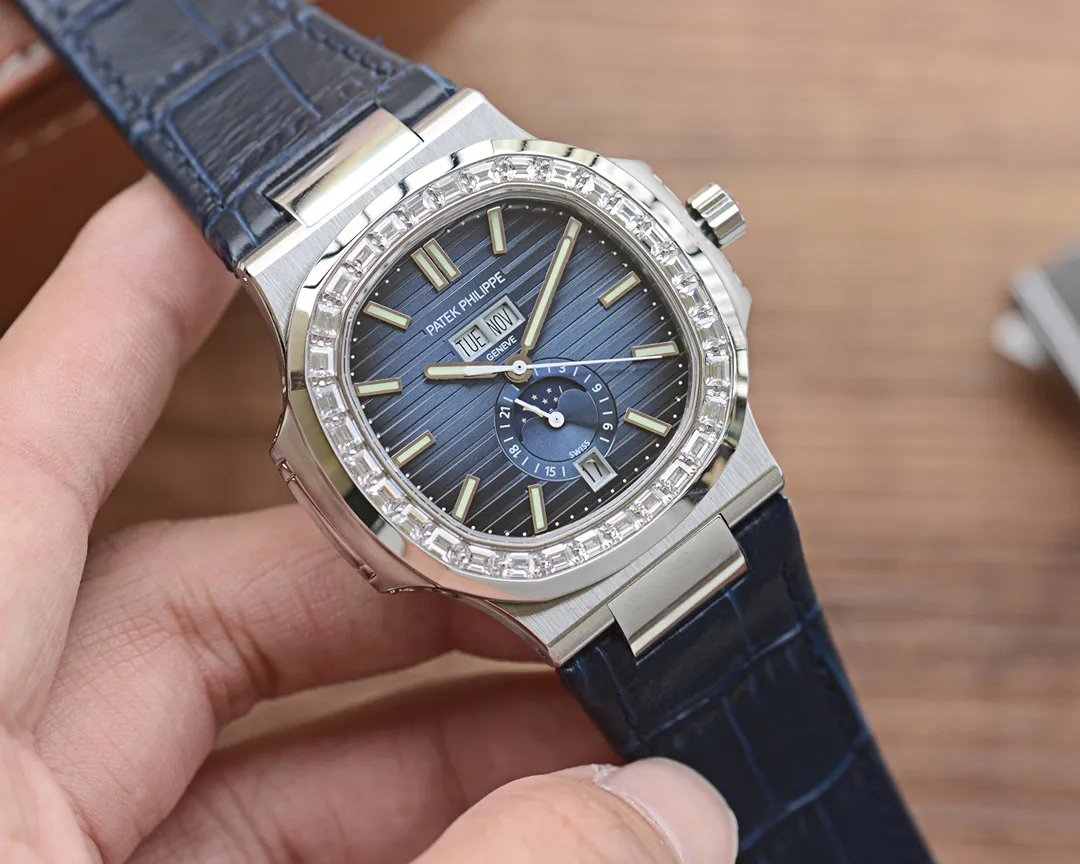 【High-end replica】💰2400! Patek Philippe Sporty Elegance Series 5726/1A-014 1. The structure of the case is the same as the original one. The hole on the case is beveled. When the screw is screwed in, it will move downward to tighten the front cover. The three-layer waterproof ring screw-in crown makes the case super waterproof. 2. The replica movement in the 3.0 era is modified to Cal.324 S QA LU 24 H movement 3. The steel strap has good texture, can be bent flexibly, and is comfortable to wear. It does not have the bending range of some versions on the market that is not enough to wear on small wrists, and the strap cannot be bent. The buckle is made of spring steel and has good elasticity. 4. Functions include three-hand time display, month and week calendar display, and moon phase 24h display. The functions are real and usable. The quick adjustment position of the month and week is different from other versions on the market and remains consistent with the original.